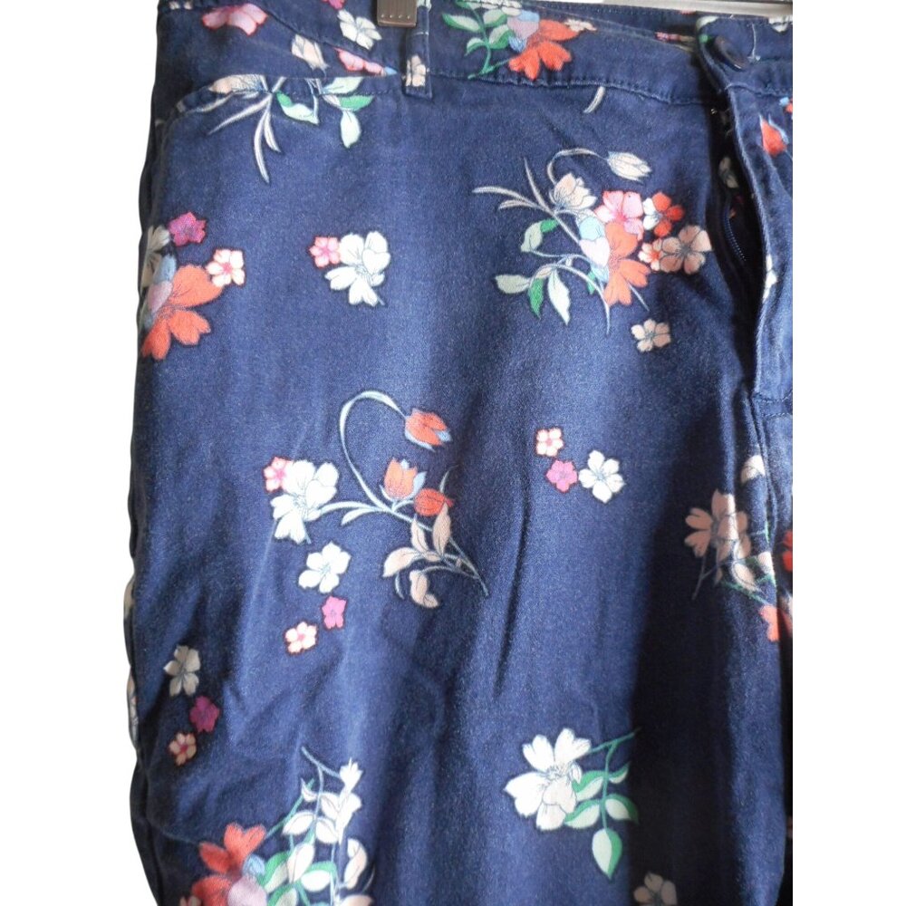Blue Floral Sz 18 Plus Size cotton Spandex blend Capri Pants St John's Bay - Picture 2 of 7
